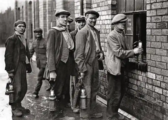 熟悉工业发展史的都知道,英国是世界上第一个开始第一次工业革命,也是