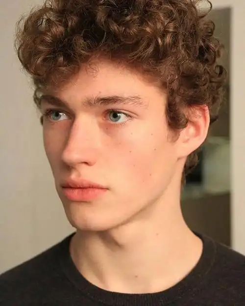 德国男模瓦伦汀增肌成功回归秀场展现大块肌胸肉