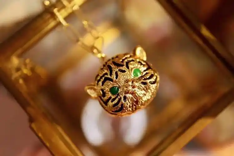 9418k金钻石白贝母老虎牙立体造型吊坠项链91超百