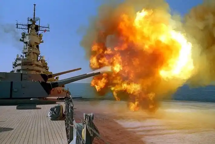 1991年,在"沙漠风暴"行动中,美国"威斯康星号"战列舰上的16英寸口径