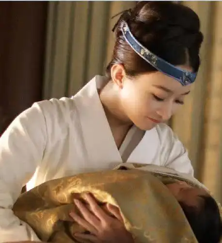 赵丽颖成为宝妈后首现身,看到身材瞬间炸了,网友:怀了个假孕吧?