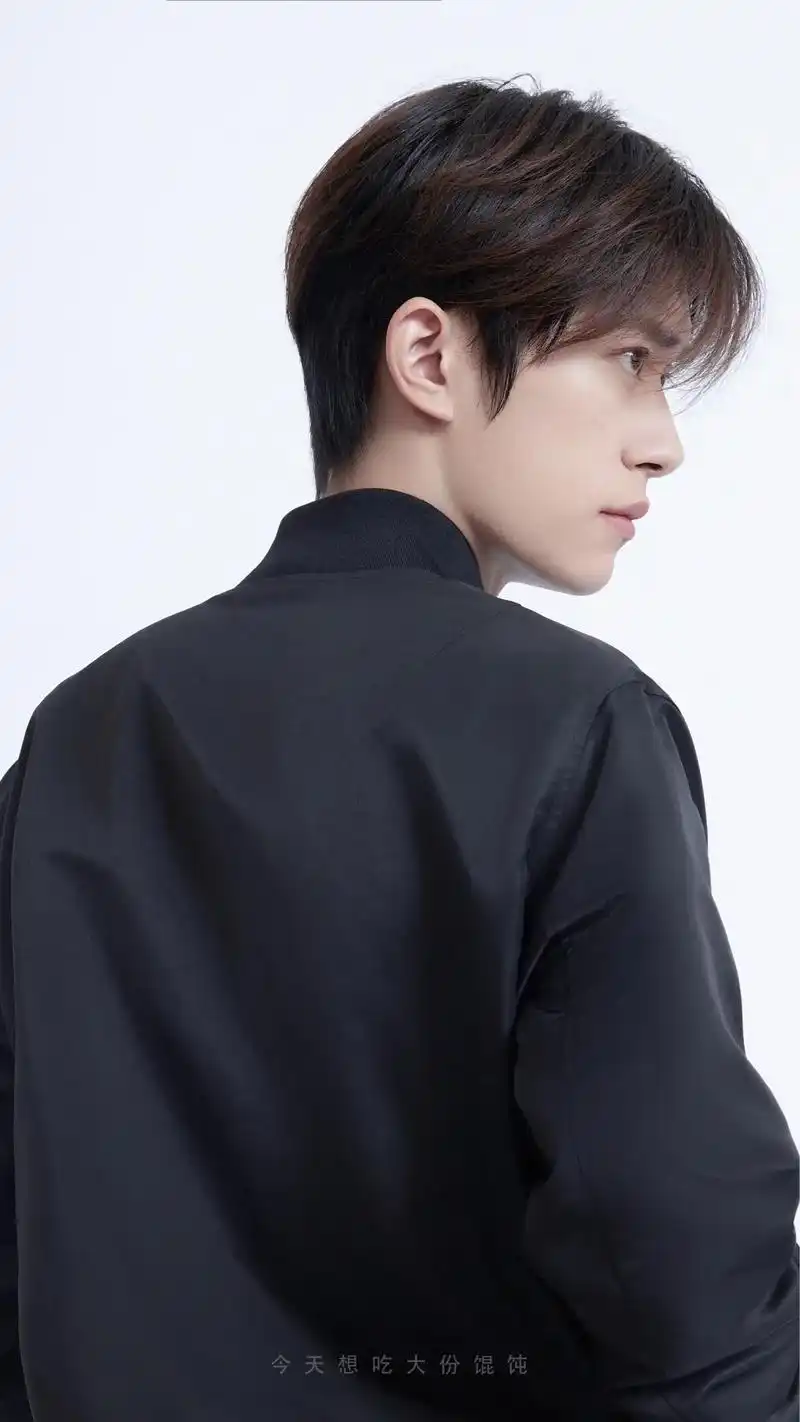 来,看这里91.#易烊千玺 #完美侧颜杀 #壁纸 - 抖音