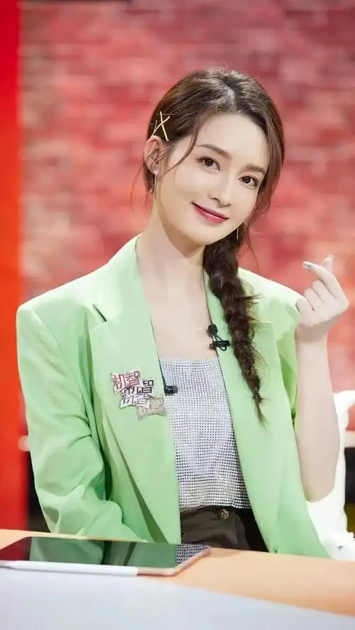 温婉迷人清新甜美新生代美女明星李沁