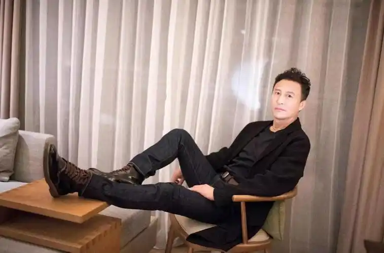 回顾王洛勇曾是胡歌恩师独闯美国16年感激19岁嫁给自己的丁宁