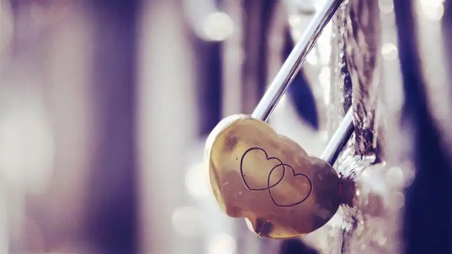 完整的爱情锁桌面壁纸