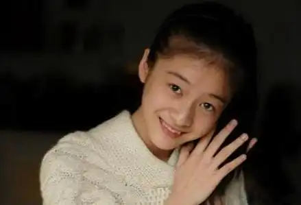 张雪迎小时候也很喜欢笑,笑起来也很可爱,不过她从小到大笑的弧度都是