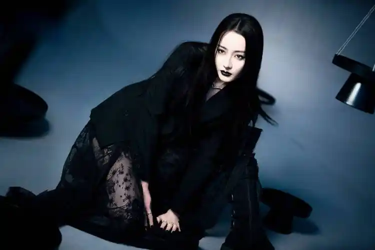 迪丽热巴暗黑骑士杂志封面,3套迪奥高定,黑唇魔女妆好霸气!