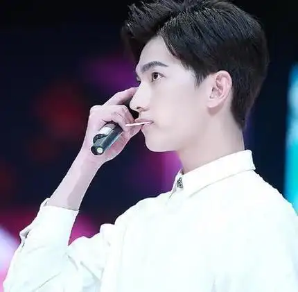 裸妆的女孩,还表示肉肉的女生更可爱,被问到长发还是短发时,杨洋更是