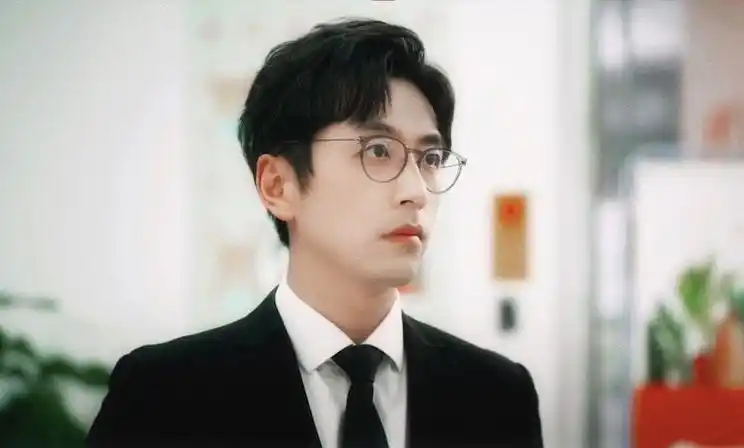 屌丝王大锤秒变偶像剧男主角(西装革履戴眼镜妥妥禁欲系霸总) - 品度