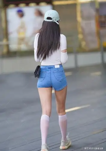 原创街拍小姐姐夏日的清凉装牛仔紧身短裤配t恤校园风格即时感