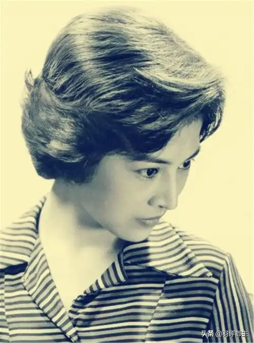 老照片10张80年代中国女性的时髦发型基本以短发卷发为主