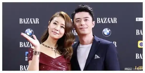 林心如晒与老公合照庆生,夫妻俩素颜,霍建华鬓角已经有白发