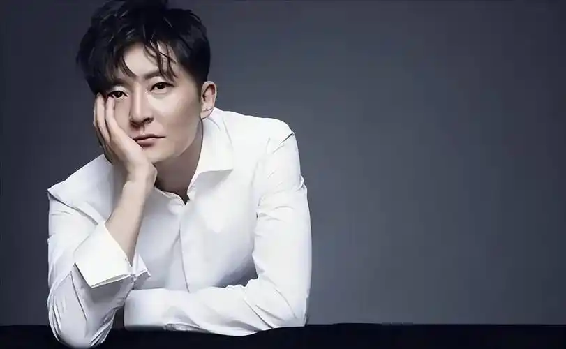 "笑点满满"郭京飞,年轻时是话剧王子,这些年他经历了什么_表演_鲍莉