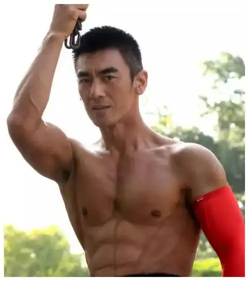 国内史泰龙名不虚传演员任天野每天1000个俯卧撑