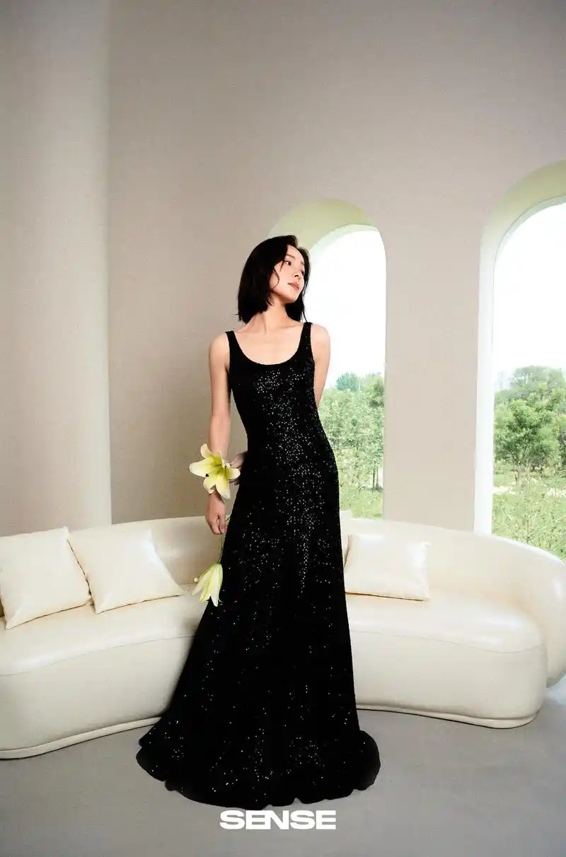 江一燕身着st. john 2023度假系列珠片针织礼服