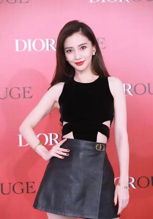 杨颖越瘦越任性,穿黑色"捆绑装"亮相活动,配短裙美腿细腰抢镜_网易