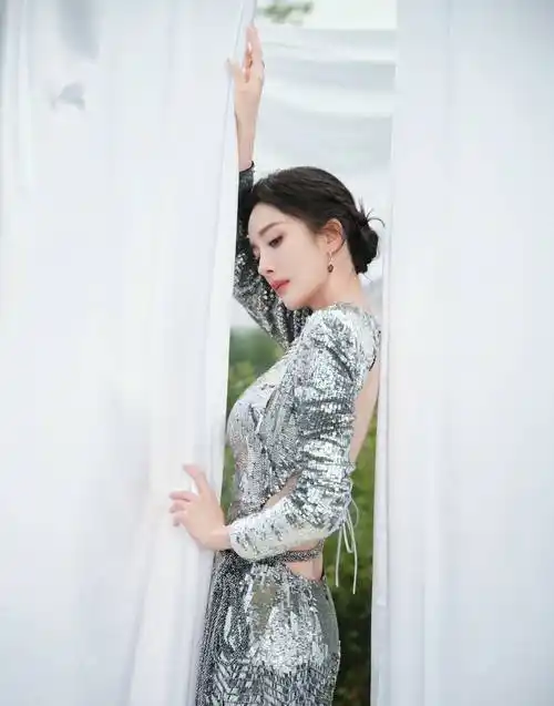 杨幂穿上飘逸银色长裙,瞬间变身仙女!美丽达到新高度