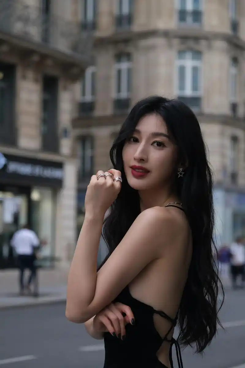 秋风送爽,漫步巴黎,演员#张俪 佩戴@hearts on f - 抖音