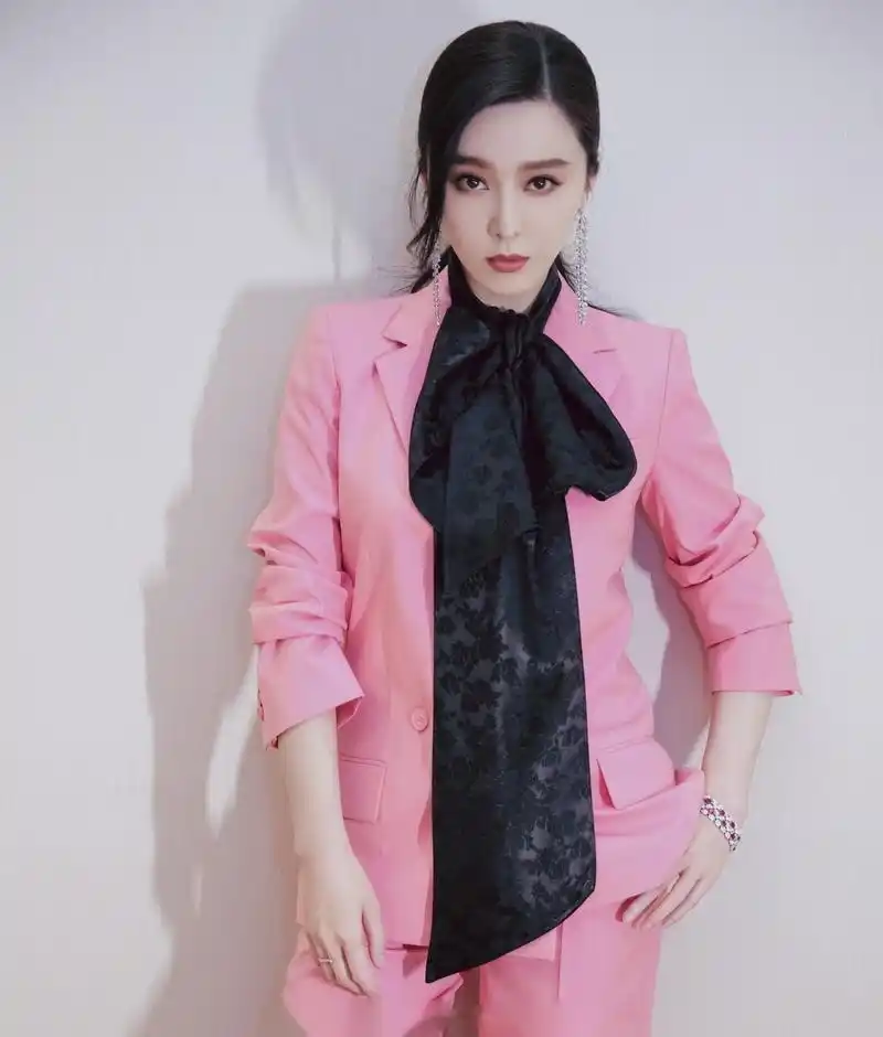 2019年12月3日,演员范冰冰受邀出席"莎蔓莉莎十五周年庆典",身着