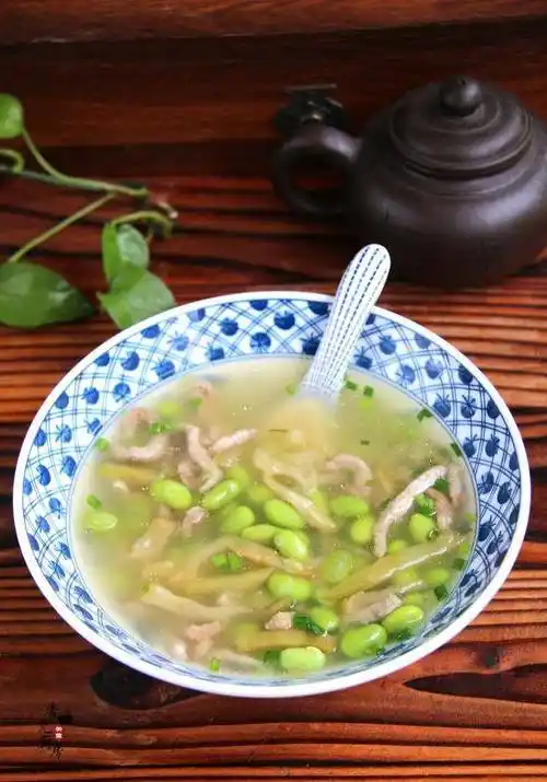 秋天,常给家人做这碗汤,汤清味鲜,清淡美味又营养_毛豆_榨菜_葱花