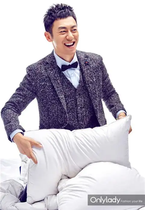 朱亚文阳光笑容彰显型男魅力