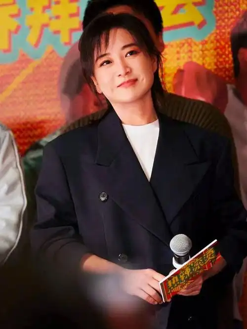 贾玲带火了一种新穿法:西装 白t 牛仔裤,好洋气|内搭|t恤|发型|电影