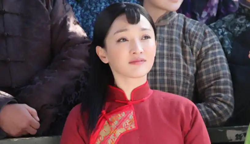 在《红高粱》中,周迅饰演九儿.生孩子的戏份很有农村妇女的特点.