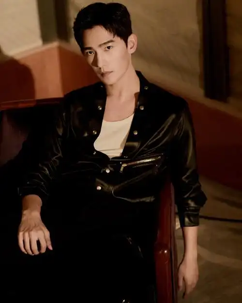 大全>明星>杨洋皮衣白衬衫成熟魅力写真图片> ( 1 / 12 ) 2020-10-12