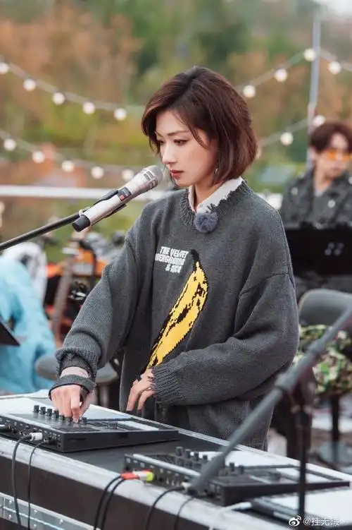 万茜18宫格怼脸自拍#wq#万茜第十二秒# 今. 来自挂无暇· - 微博