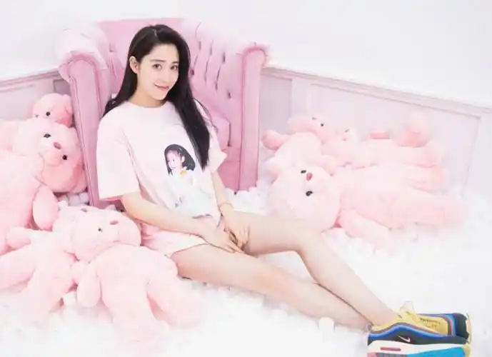 22岁的欧阳妮妮竟把18岁的妹妹"穿身上",给这双长腿跪了!