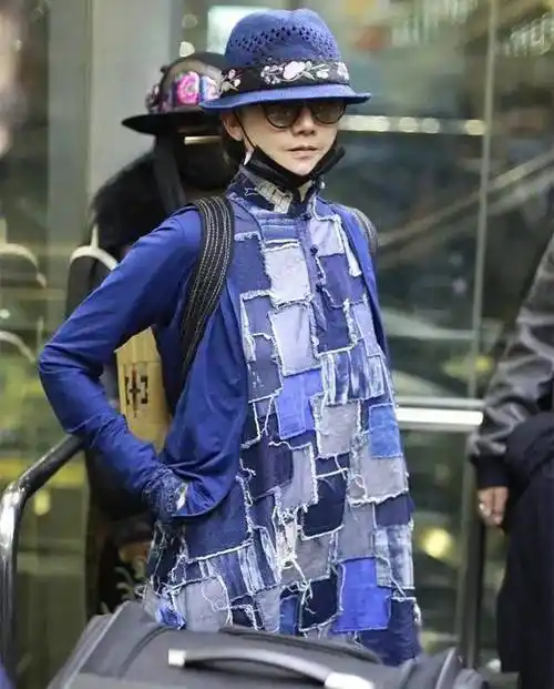 杨丽萍60多岁还是很会玩打满补丁的衣服也敢穿背个竹篓像赶街