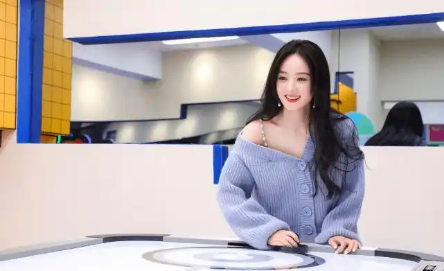 赵丽颖重返上海,穿卡通短袖戴眼镜超少女,疑似回冯绍峰家看儿子_造型