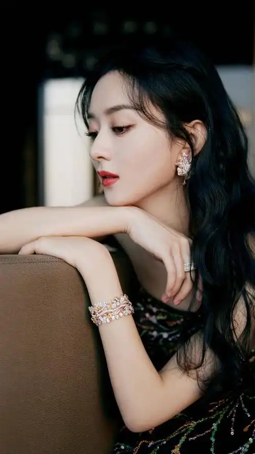 演员赵丽颖,三款不同礼服造型,展现不同风格的美丽,请看美照吧