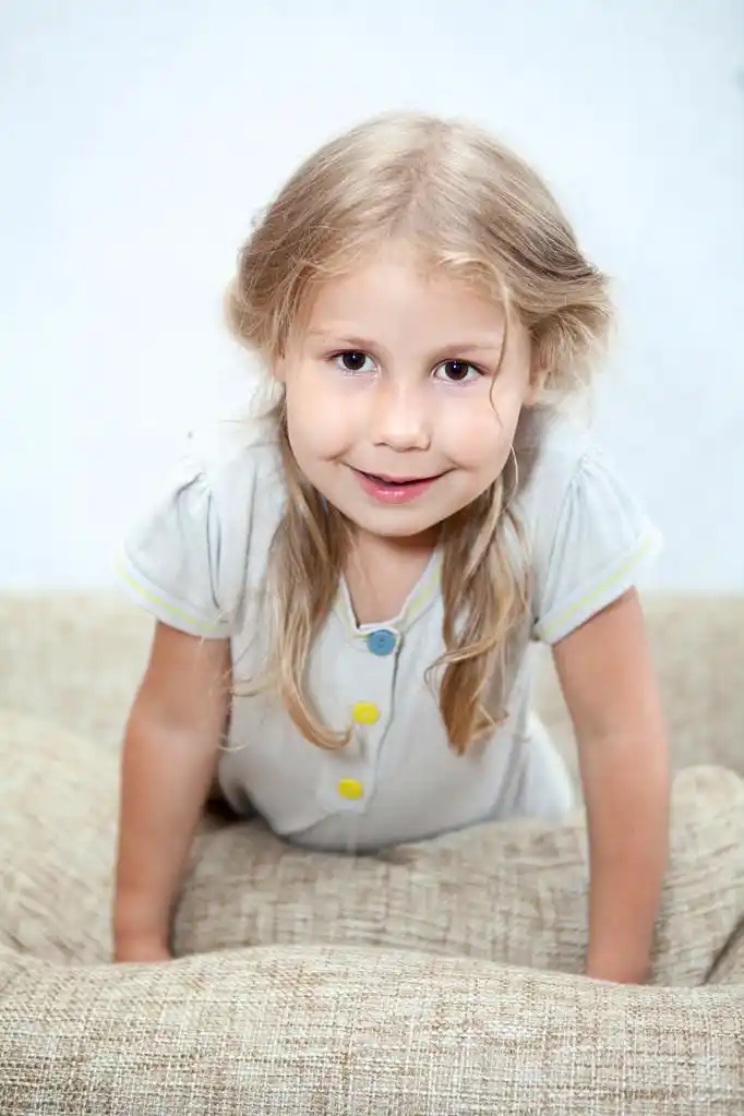 坐在沙发上的小高加索儿童