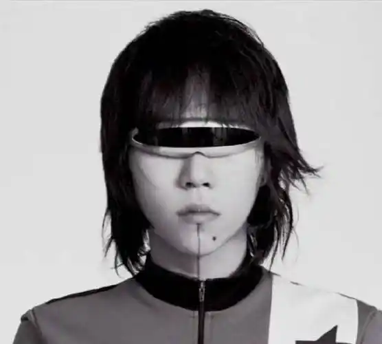 如今长大成人的窦靖童似乎已经褪去天后的光环,个性的下巴纹身走哪都