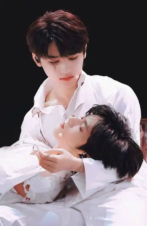 宋亚轩深夜发博,和刘耀文一起吃火锅,网友表示:文轩cp磕到了_少年