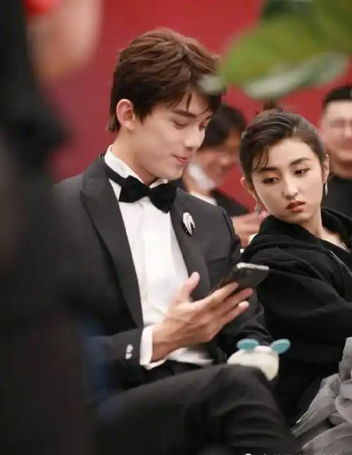 吴磊张子枫红毯同框,妹妹拍完照表情好逗,二人说悄悄话被破译_有合作