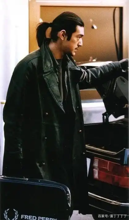 刚毅与帅气并重,金城武的脸型太优秀了!