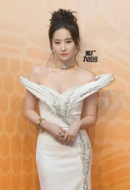 身穿白色高定礼服亮相,化身优雅贵气的白天鹅～06#刘亦菲高定白裙