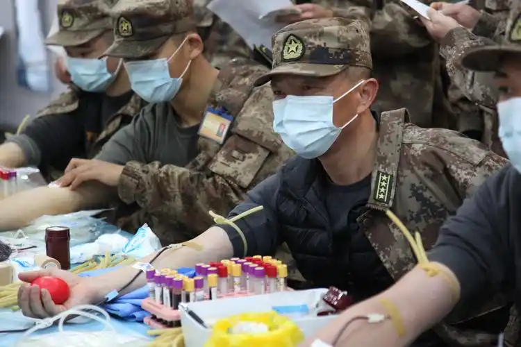 军民鱼水情热血献人民驻金73132部队官兵献血应急展军人风采