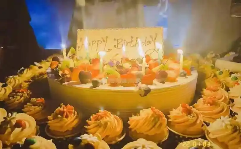 34岁王思聪三亚摆生日宴 现场美女如云 王校长开怀畅饮_画面_蛋糕