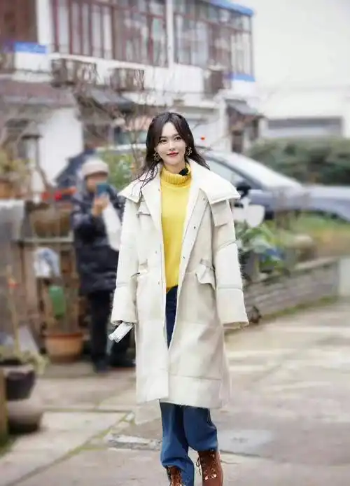 百变风格唐嫣,一袭灰白外套搭配黄色毛衣和牛仔裤,休闲俏皮减龄_时尚