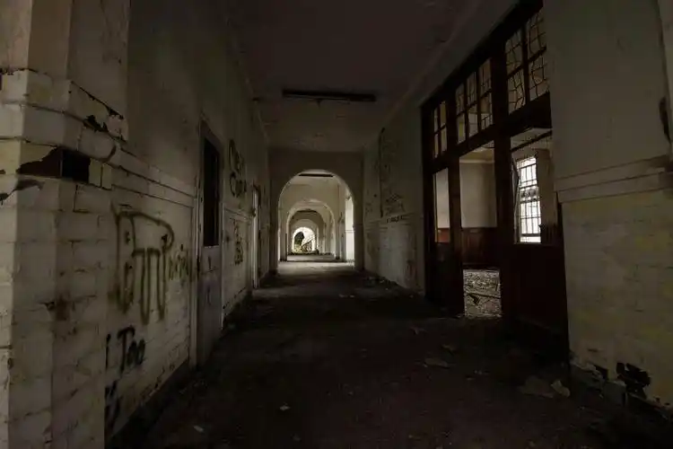 英学生拍摄废弃医院破旧令人唏嘘
