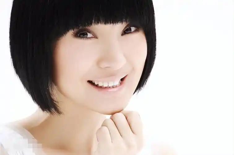 53岁歌手陈红豪宅内练歌!