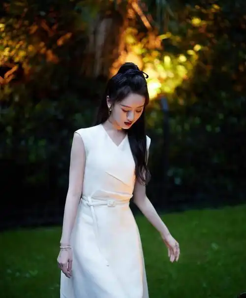 袁冰妍白色v领礼服红唇,美丽可人!