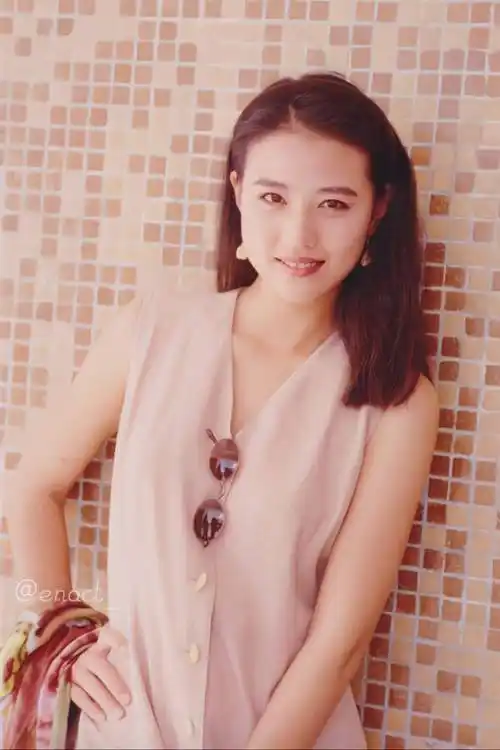 殊不知,正是这些「不标志」的特色,让年轻时的周海媚美出天际