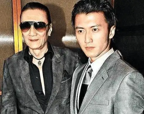 谢贤当年有多强?跟李小龙的合照,一眼就能看出他的身份