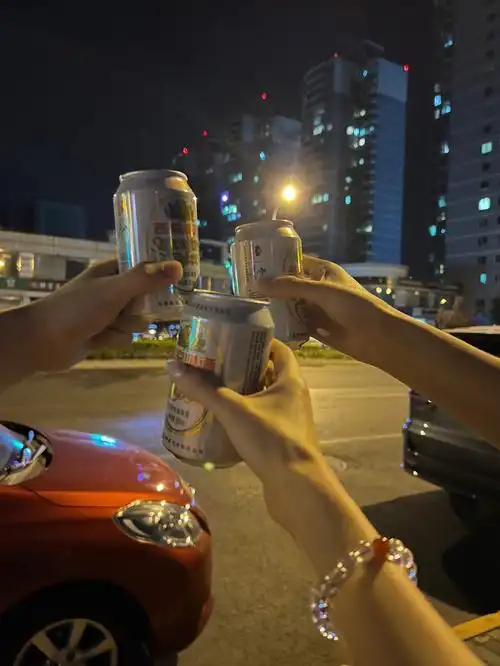 和朋友在路边喝酒