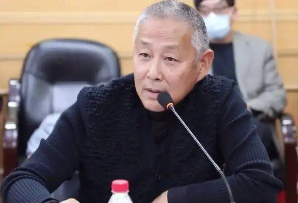 67岁陈道明近照曝光头发花白脸颊消瘦