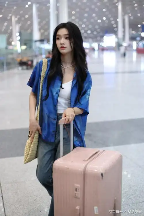 林允现身北京机场,即将飞往匈牙利录制《中餐厅》!